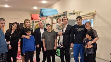 Vəhdət Partiyasının sədri əlilliyi olan şəxslər günündə xüsusi qayğıya ehtiyacı olanlarla görüşdü (FOTO)