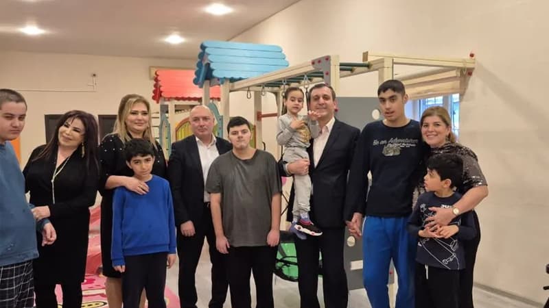 Vəhdət Partiyasının sədri əlilliyi olan şəxslər günündə xüsusi qayğıya ehtiyacı olanlarla görüşdü (FOTO)