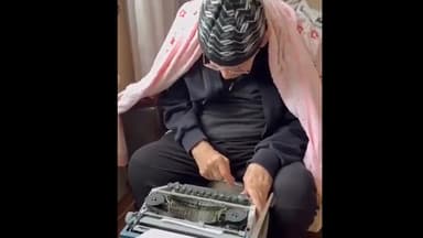 94 yaşlı şairin makina videosu: O, nə yazırmış?