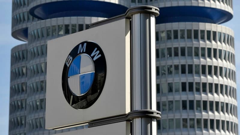 BMW yeni loqosunu təqdim etdi