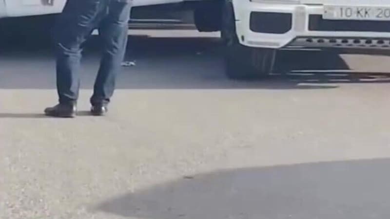 Bakıda bahalı qəza: Avtobus 2 lüks avtomobilin arasında qaldı (VİDEO)