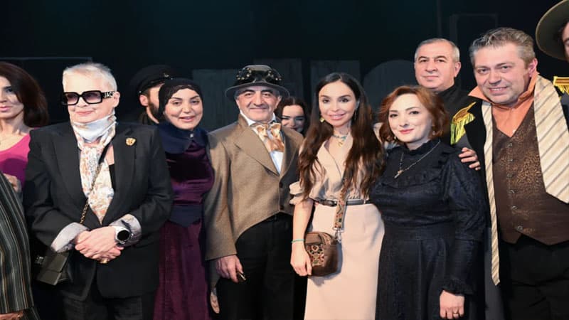 Leyla Əliyeva "Neft bumu hamıya gülümsəyir" tamaşasında (FOTO)