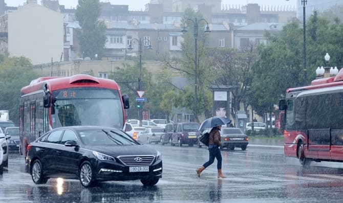 Bakının yağış problemi: "Şəhər bu yükün altında əzilir"