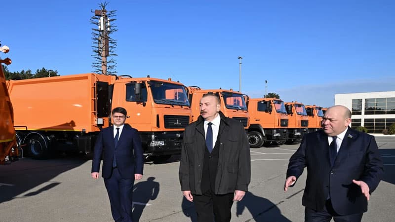 İlham Əliyev Bakıda məişət tullantıları daşıyan texnikalarla tanış oldu (FOTO)
