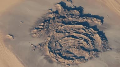Alimlər NASA şəkilləri sayəsində Saharadakı sirli halqaların sirrini açdı