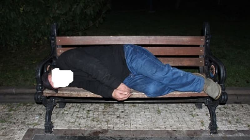 Avtobus dayanacağında yatdı, 680 manat pulu oğurlandı