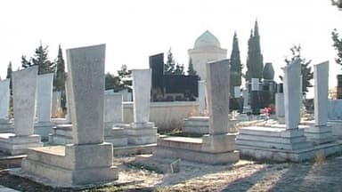 Rəsul Mirhəşimli: "Qəbir ziyarəti ölümü xatırladır və mənəvi məsuliyyət hissi qazandırır"