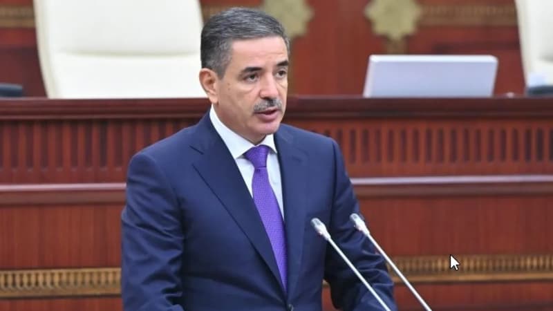 General Seyfulla Əzimov Milli Məclisdə hesabat verir