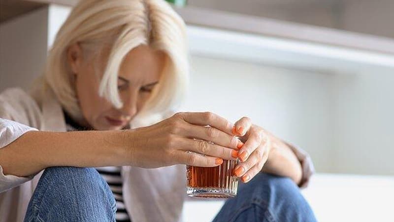 Həkim alkoqol asılılığının gizli əlamətləri barədə xəbərdarlıq etdi