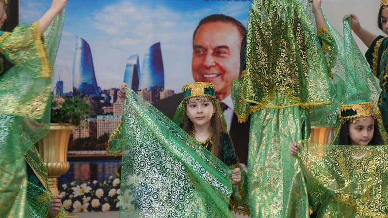 Neftçi Qurban adına 288 nömrəli məktəbdə Ulu Öndərin 103 illiyinə həsr olunmuş mərasim keçirilib