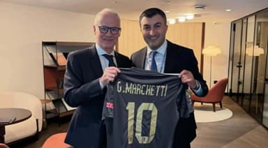 UEFA baş katibinə "Qarabağ"ın forması hədiyyə olundu (FOTO)