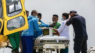 Cənazə duaları oxunarkən "ölüm zonası"ndan sürünərək gəldi (FOTO)