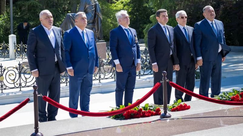 AZAL kollektivi və mülki aviasiyanın digər nümayəndələri Fəxri xiyabanı ziyarət etdi (FOTO)