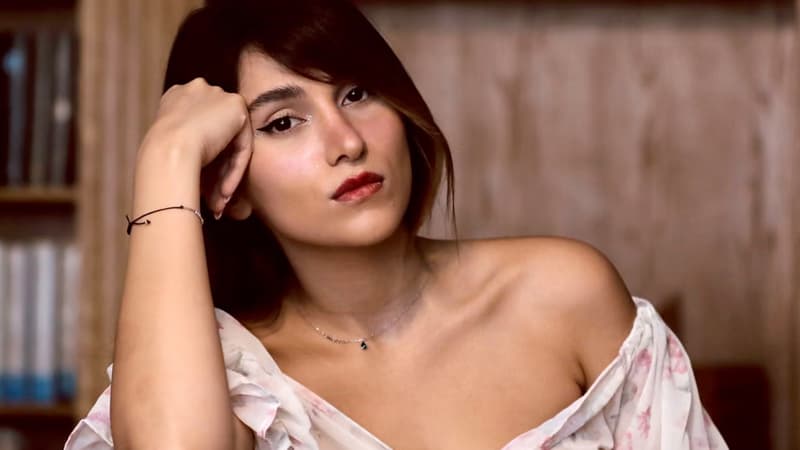 İranda hicabsız çıxış edən müğənniyə 74 şallaq vurulacaq (VİDEO)