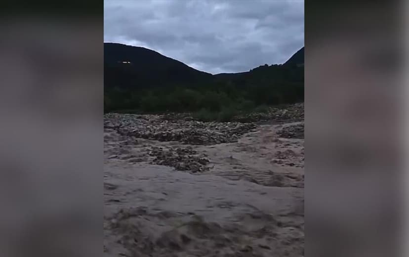 Şamaxıda Ağsu çayı daşdı: İnsanlar yollarda qaldı (VİDEO)