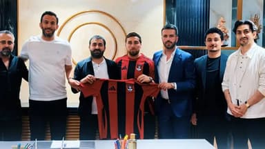 Azərbaycan millisinin futbolçusu Türkiyə klubunda (FOTO)