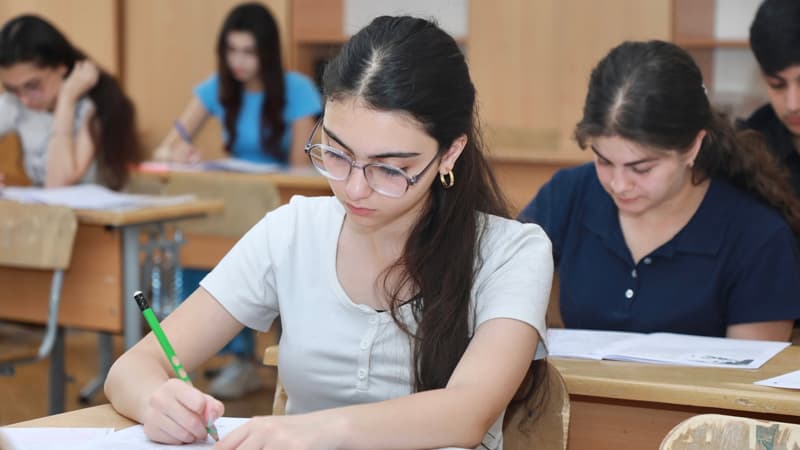 II və III ixtisas qrupları üzrə qəbul imtahanı keçirildi, 11 nəfərdə telefon aşkarlandı (FOTO)