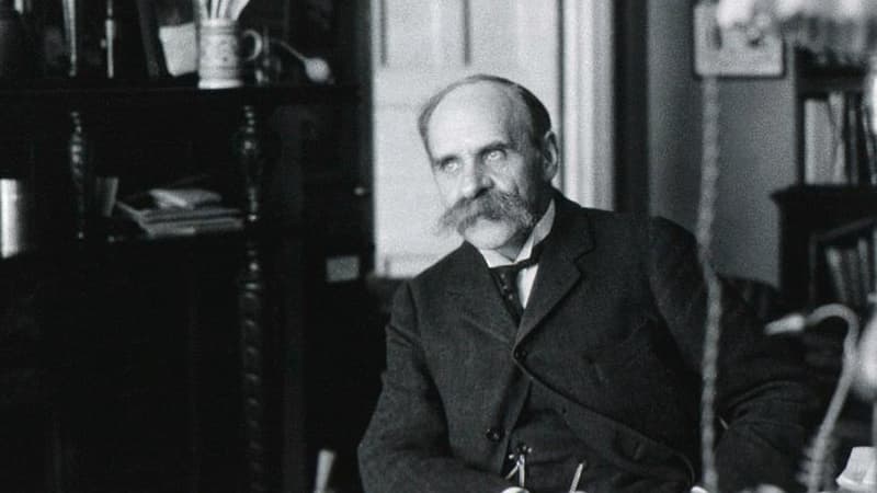Bədənini laboratoriyaya çevirən alim: Elm naminə oğlunu da təhlükəli təcrübələrə cəlb etdi