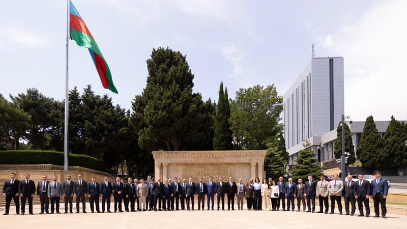 "AzerGold" QSC-nin fəaliyyətə başlamasının 10 illiyi münasibətilə Fəxri xiyaban və Şəhidlər xiyabanı ziyarət olundu (FOTO)