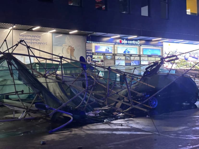 İrəvanda "Rossiya Mall"ın qarşısında konstruksiya aşdı, 4 avtomobil əzildi