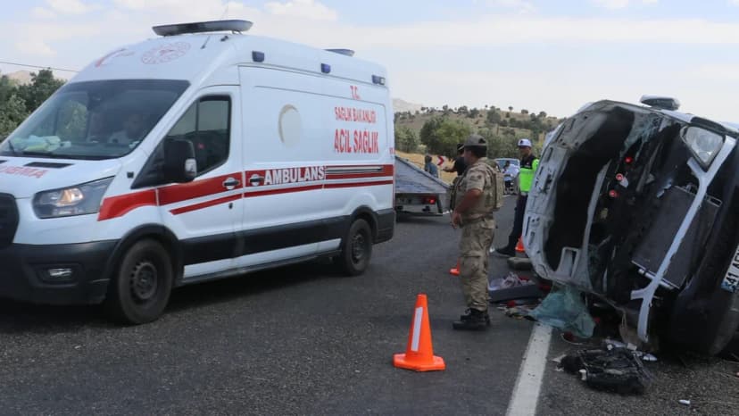 Türkiyədə nişana gedən mikroavtobus aşdı: 7 nəfər öldü