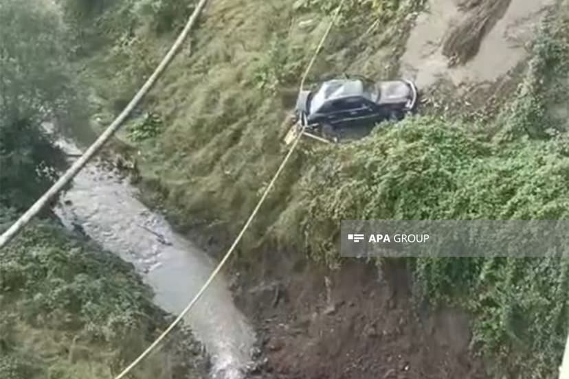 Gədəbəydə avtomobil körpüdən aşdı: Xəsarət alanlar var (FOTO)