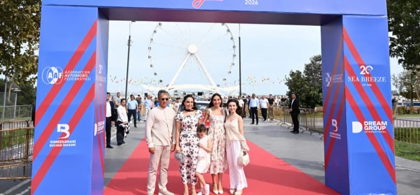 Leyla Əliyeva ilə Arzu Əliyeva klassik avtomobillərin yürüş və sərgisini izlədi (FOTO)