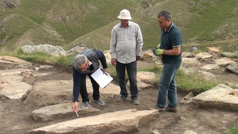Gədəbəy dağlarında gizlənən iki minillik sirr: Boyları 2 metr olan skeletlər aşkarlandı (FOTO)