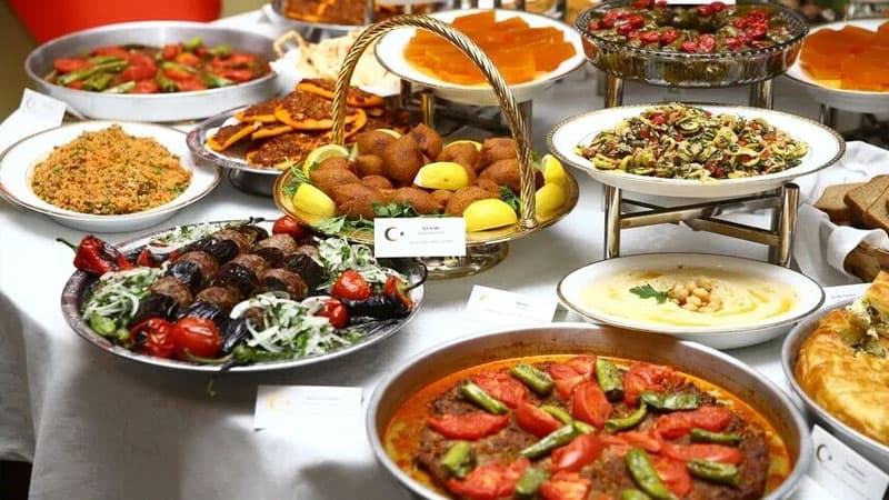 Türkiyədə turistlər ən çox yemək və içkiyə pul xərcləyib - 6 ayda 6 milyard dollar