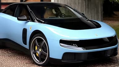 İlk elektrikli "Ferrari" rəsmi qiymətindən 62 dəfə baha satıldı