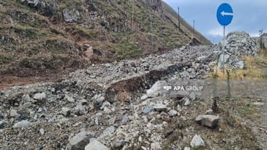 Daşkəsəndə iri qaya parçaları yolu bağladı (FOTO)
