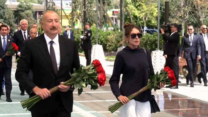 İlham Əliyev və Mehriban Əliyeva Heydər Əliyevin memorial kompleksinin önünə gül dəstələri qoydu (VİDEO)