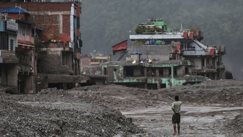 Nepaldakı daşqınlarda ölənlərin sayı 900-ü keçdi