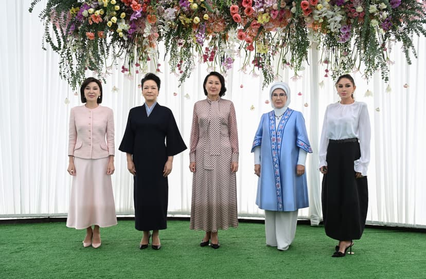 Mehriban Əliyeva Bişkekdə sərgi ilə tanış oldu (FOTO)