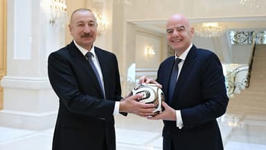 FIFA prezidenti İlham Əliyevə üzərində soyadı yazılmış forma və top hədiyyə etdi (FOTO)