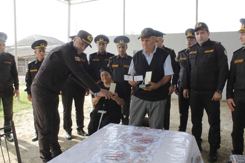 Xidməti vəzifəsini yerinə yetirərkən həlak olan yanğınsöndürənin ailəsi ziyarət edildi (FOTO)