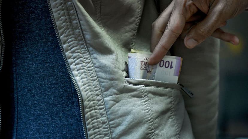 Xırdalanda avtobusda cibgirlik - Sərnişinin cibindən 1060 manat oğurlandı