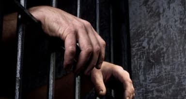 Xırdalanda məktəbin şüşələrini sındıran şəxs həbs edildi