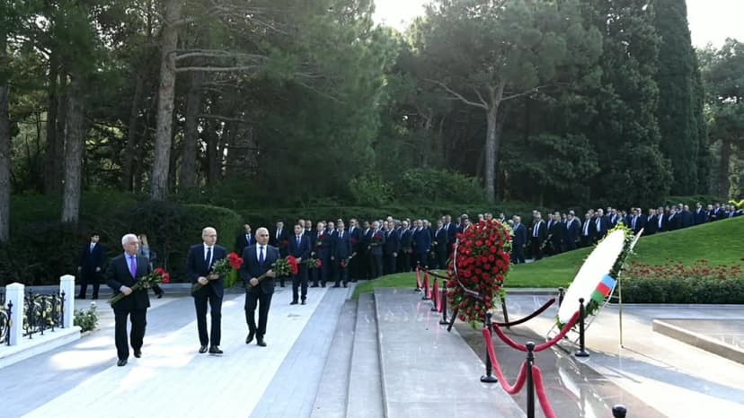 Energetiklər Fəxri xiyabanı və Şəhidlər xiyabanını ziyarət etdi (FOTO)