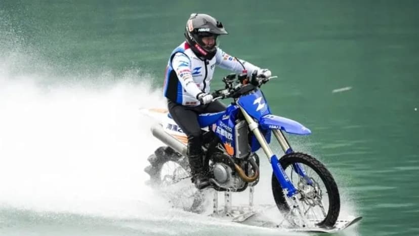 Çinli motosikletçi suyun üzərində 40 kilometr hərəkət edərək rekord qırdı