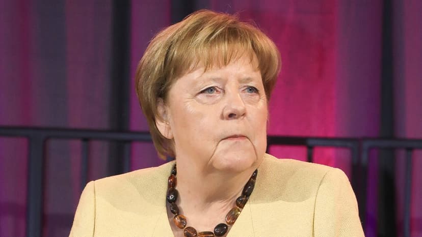 Merkel rəsmi tədbirdə titrəməsinin səbəbini açıqladı - Anasının ölümü və iş stressi