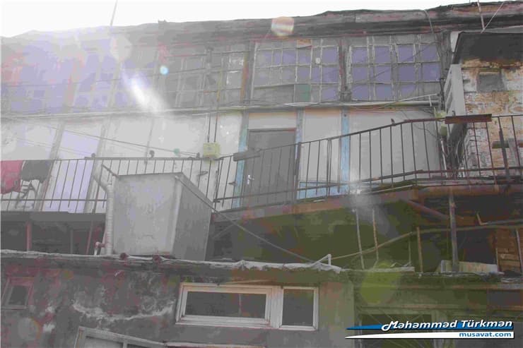 Şəhid ailəsini zorla evlərindən bayıra atıblar - FOTOLAR