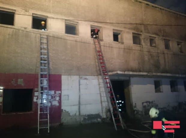 Bakıda "bomj"lar mədəniyyət klubunu yandırdı - FOTOLAR