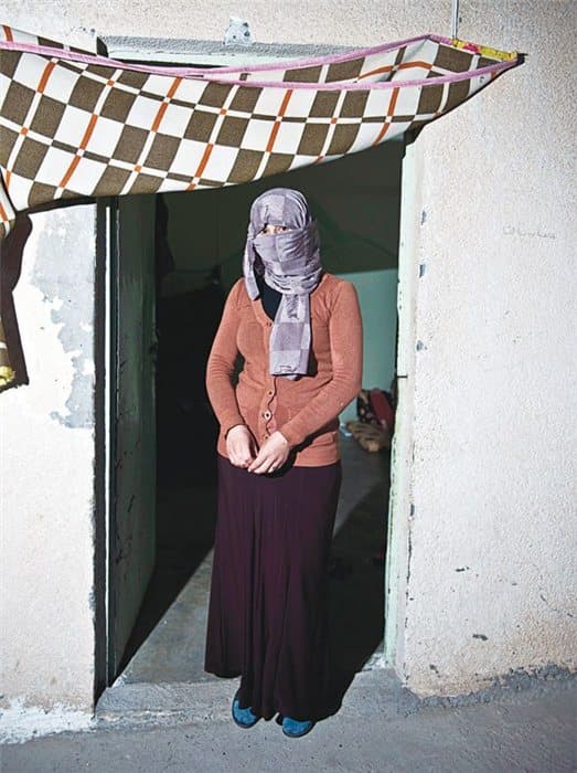 Hər gün zorlanan, neft vedrəsində "təmizlənən" və satılan qadınlar - FOTOLAR