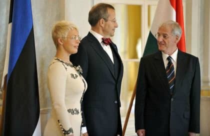 Prezident ona xəyanət edən arvadını rəsmən boşadı - FOTOLAR