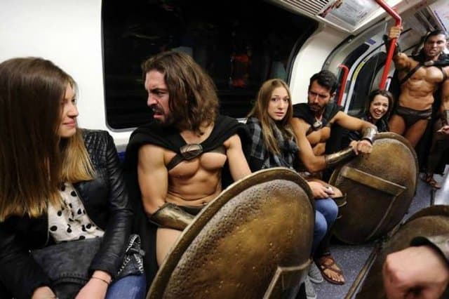 Metroda çılpaq aksiya - FOTOLAR