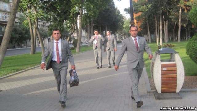 Boz kostyumlu, gülərüz polislər... - Bakıda