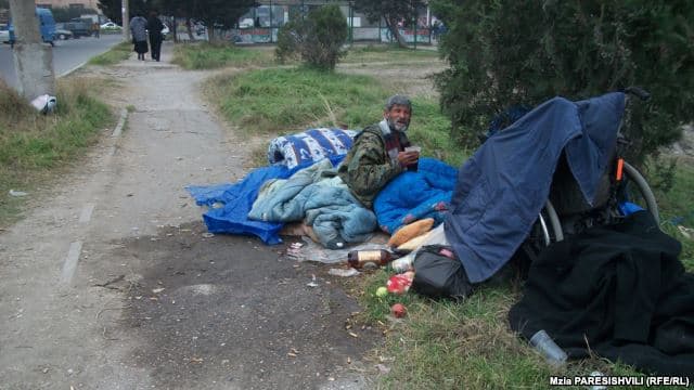 Var-dövlətini oğluna verib zibillikdə yaşayan bakılı müəllim - FOTO