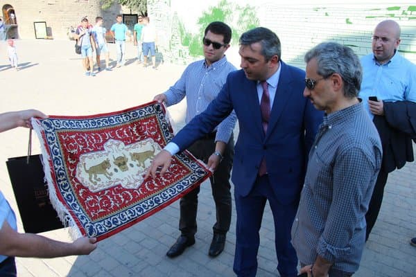 Bakıda olan ərəb şahzadəsi pul paylayacaq - FOTOLAR