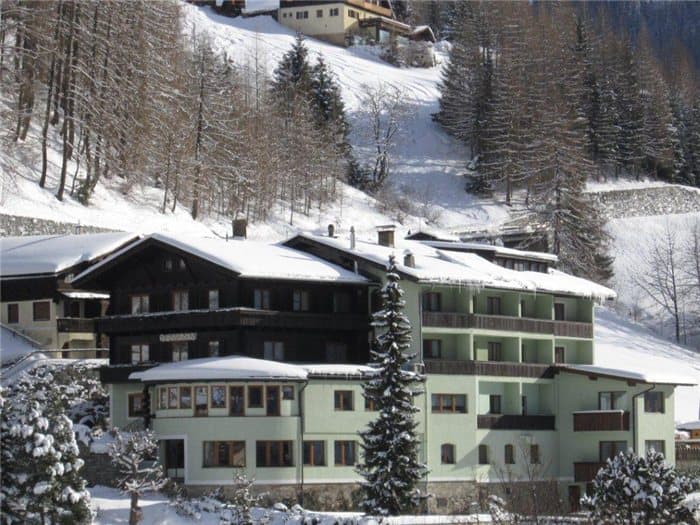 Avropada otel alan azərbaycanlı danışdı